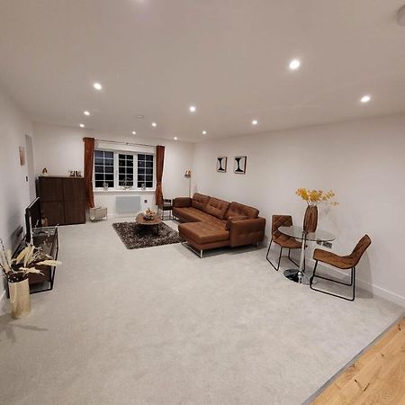 Luxury 1 Bed Apartment In The Centre Of Rochester Wainscot Buitenkant foto