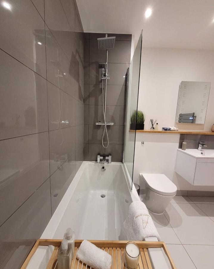 Luxury 1 Bed Apartment In The Centre Of Rochester Wainscot Buitenkant foto