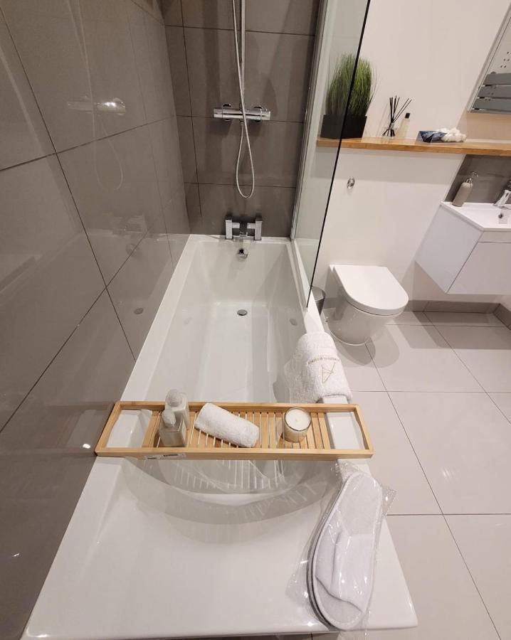 Luxury 1 Bed Apartment In The Centre Of Rochester Wainscot Buitenkant foto